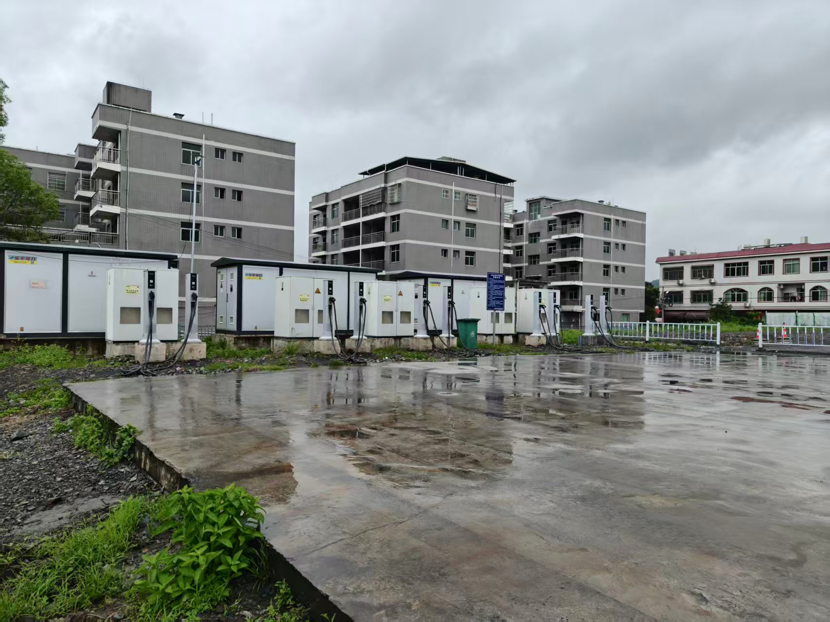红牛物流快速充电站实景